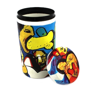 Könnte beinhalten: Ein weißer Reisebecher mit schwarzem Deckel und einem farbenfrohen abstrakten Kunstdesign. Das Kunstwerk zeigt gelbe, blaue, rote und schwarze Formen und Figuren. Der Deckel ist zur Seite.