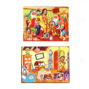 Op de afbeelding: Twee vintage puzzels met scènes uit het sprookje 'Sneeuwwitje en de zeven dwergen'. De eerste puzzel toont Sneeuwwitje die spinnen met de dwergen om haar heen. De tweede puzzel toont een kamer met een klok, een deur en een wolf die de kamer binnenkomt.
