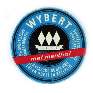 Può includere: Una scatola rotonda blu e rossa con il testo "WYBERT" in lettere bianche. La scatola ha un logo in bianco e nero con tre diamanti e il testo "GABA" in lettere bianche. Il testo "met menthol" è in lettere bianche su una fascia rossa attorno alla scatola. Il testo "DORSTLESS VERFRISSO ND" è in lettere bianche sul lato destro della scatola. Il testo "OR SPORTLIEDEN ANGERS ROOKERS" è in lettere bianche sul lato sinistro della scatola. Il testo "TEGEN HOEST EN KEELPIJN ER VERZORGING DER STEM" è in lettere bianche sul fondo della scatola.