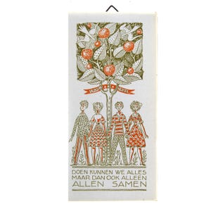 May include: A rectangular, vintage-style print featuring a stylized tree with orange fruit and green leaves. Below the tree, four figures stand holding hands. The print includes the text "DOEN KUNNEN WE ALLES MAAR DAN OOK ALLEEN ALLEN SAMEN."