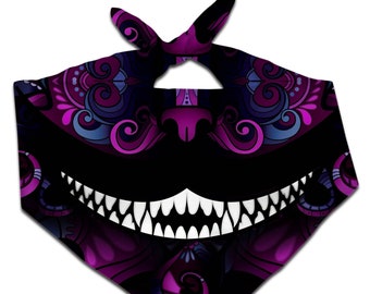 Può includere: Un bandana viola e nero con un grande sorriso pieno di denti e un motivo paisley. Il bandana ha un nodo in cima.