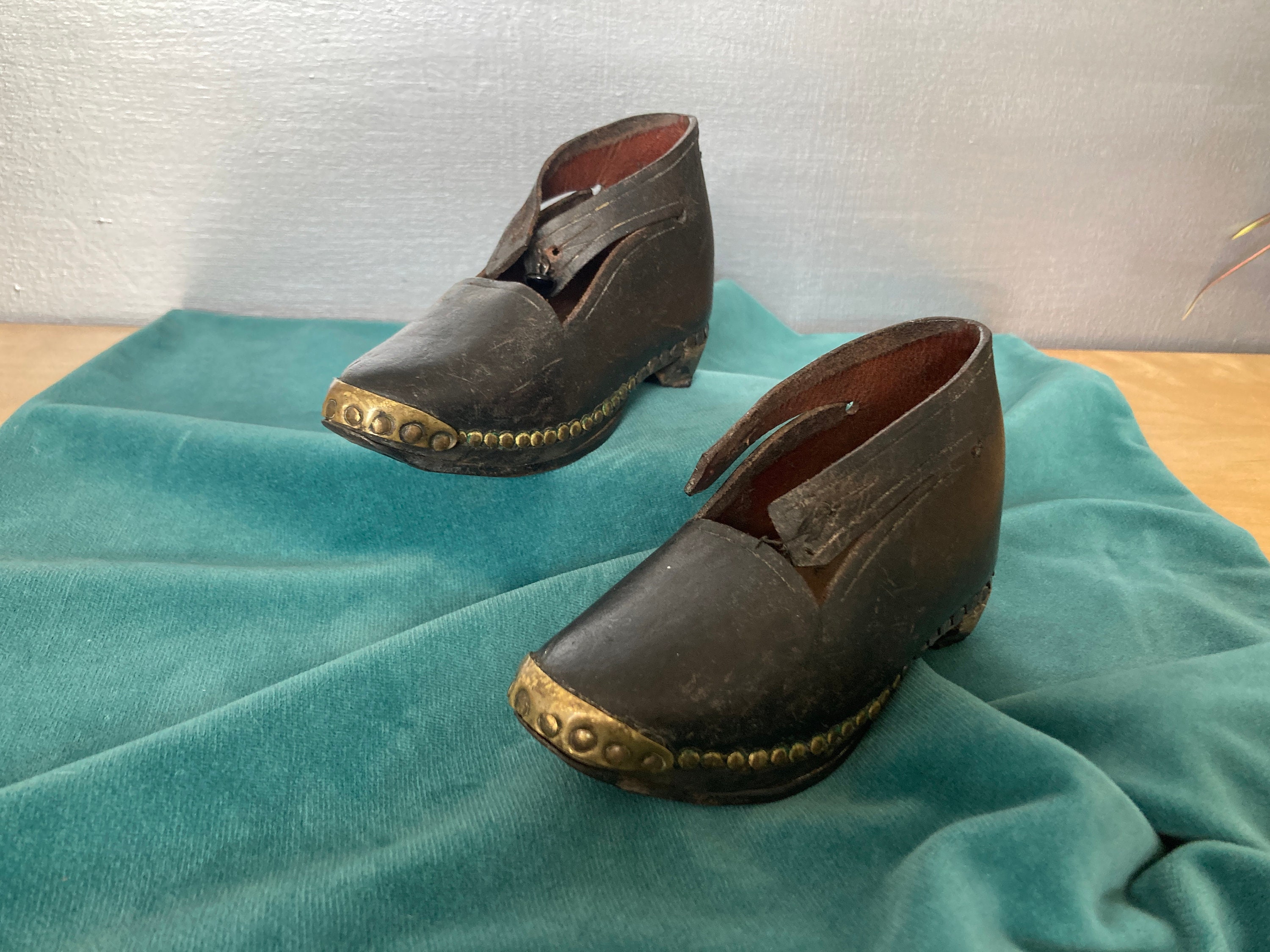 Leather clogs clearance with wooden soles