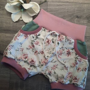 kurze Pumphose natur altrosa blassgrün mit Blumen und Taschen