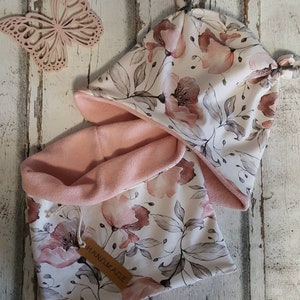 Muts met oorknoop, sjaal of lus witte roos met bloemen