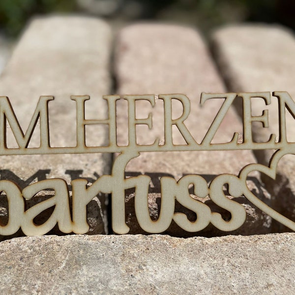 Im Herzen barfuss, Schriftzug aus Holz zur Wanddekoration