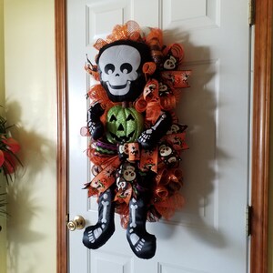 Halloween skeleton wreath, Front door wreath, Whimsical halloween, Halloween deco mesh wreath