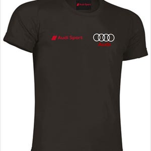 Peut inclure: T-shirt noir avec le logo Audi Sport en rouge et blanc. Le t-shirt présente le logo des anneaux Audi sur le devant. Le texte "Audi Sport" est imprimé sur le côté gauche de la poitrine.
