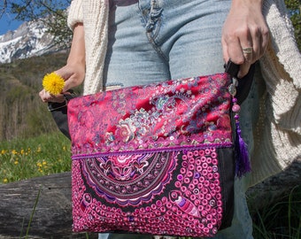 Boho axelväska med thailändsk broderi, broderad boho väska, hippiehandväska med tofsar, boho axelväska, rosa axelväska
