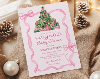 Könnte beinhalten: Eine rosa Babyparty-Einladung mit Weihnachtsmotto. Die Einladung zeigt einen Weihnachtsbaum mit rosa Schleifen und verpackten Geschenken. Rosa Bänder und Schleifen umrahmen den Text: "merry little Baby Shower".
