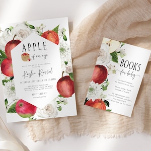 Może przedstawiać: Dwie białe kartki z kwiatowymi wzorami i czerwonymi jabłkami. Pierwsza kartka to zaproszenie na baby shower dla Keylin Russel, zatytułowane "Apple of our eye". Druga kartka to prośba o książki dla dziecka, zatytułowana "Books for baby".
