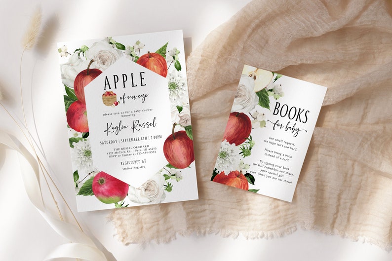 Może przedstawiać: Dwie białe kartki z kwiatowymi wzorami i czerwonymi jabłkami. Pierwsza kartka to zaproszenie na baby shower dla Keylin Russel, zatytułowane "Apple of our eye". Druga kartka to prośba o książki dla dziecka, zatytułowana "Books for baby".
