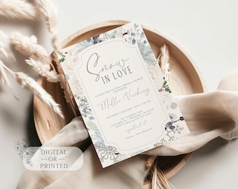 Puede incluir: Una invitación de despedida de soltera con temática invernal con un diseño floral de acuarela en tonos azules y blancos. La invitación dice "Snow in Love" e incluye el nombre de la novia, la fecha, la hora y el lugar del evento. El texto "Digital o Impreso" también está incluido.