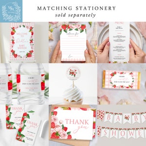 Op de afbeelding: Een collectie bijpassende aardbei-thema baby shower briefpapier. Inclusief een welkomstbord, advieskaarten, menu, waterfleslabels, cupcake toppers, snoepreep wrapper, bedanklabels, bedankkaarten en een banner.