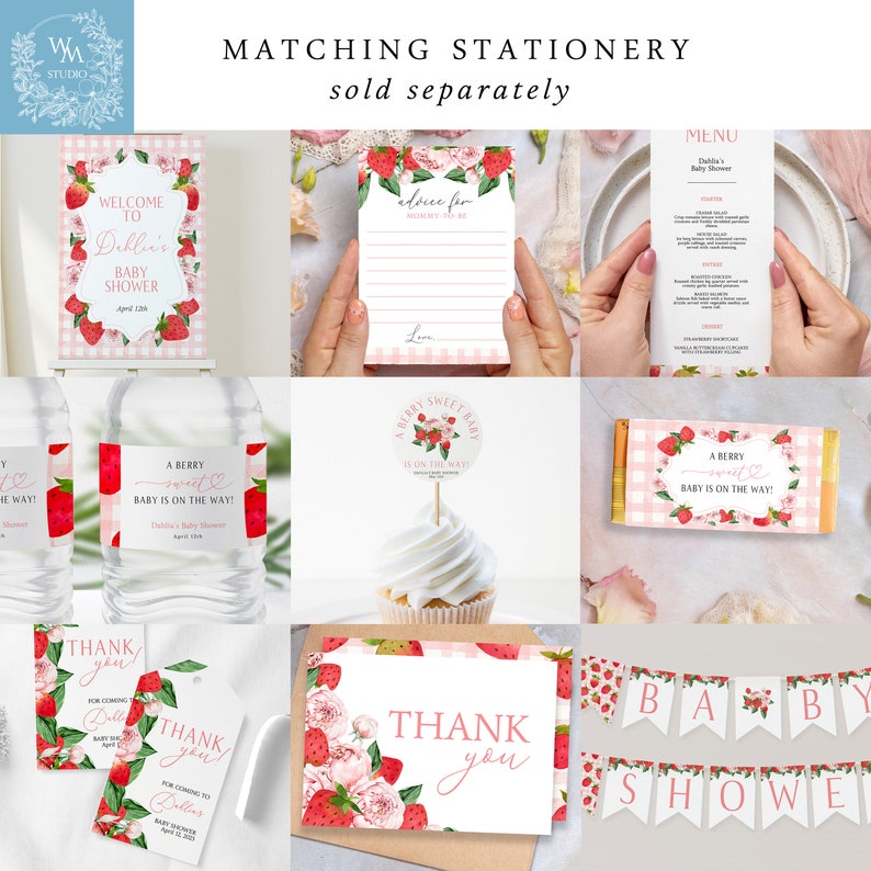 Op de afbeelding: Een collectie bijpassende aardbei-thema baby shower briefpapier. Inclusief een welkomstbord, advieskaarten, menu, waterfleslabels, cupcake toppers, snoepreep wrapper, bedanklabels, bedankkaarten en een banner.