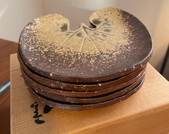 Takahashi Rakusai IV 5-piece lily pad shaped plate set in box / Shigaraki ware / Mingei pottery / Japan / 1970s