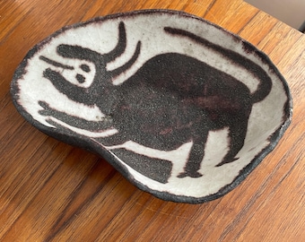 Guido Gambone 1950s biomorphic bowl with hand-drawn bull animal figure / Italy / brutalist