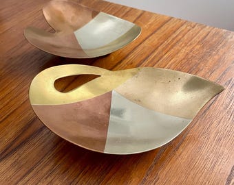 pair of Metales Casados footed biomorphic dishes, Mexico, Los Castillo circa 1950s / Mexican Modernism