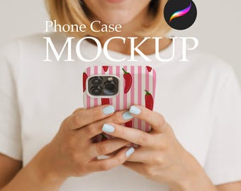 Könnte beinhalten: Ein Handyhüllen-Mockup mit einem rosa-weiß gestreiften Design und roten Chili-Pfeffer-Illustrationen. Die Handyhülle wird von einer Person gehalten. Die Worte "Phone Case MOCKUP" sind in Weiß dargestellt.