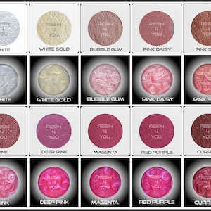 K&ouml;nnte beinhalten: Eine Sammlung von 10 verschiedenen farbigenen Harzproben, jede mit dem Text "Resin 4 You" in wei&szlig;er Schrift. Die Farben sind wei&szlig;, wei&szlig;gold, Kaugummi, rosa Daisy, rosa Sand, rosa, tiefrosa, magenta, rotviolett und Johannisbeere.