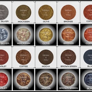 K&ouml;nnte beinhalten: Eine Sammlung von 20 Harzproben in verschiedenen Farben, darunter Dunkel Silber, Oliv, Bronze, Kupfer, Scharlachrot, Kaffee, Mokka, Braun Gr&uuml;n und Schwarz. Jede Probe tr&auml;gt den Text "Resin 4 You".