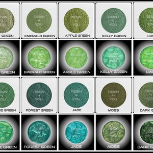 K&ouml;nnte beinhalten: Eine Sammlung von 10 gr&uuml;nen Harzfarben, jede in einem kleinen runden Beh&auml;lter. Die Farben sind mit ihren Namen beschriftet: Hellgr&uuml;n, Smaragdgr&uuml;n, Apfelgr&uuml;n, Kellygr&uuml;n, Limette, Zombiegr&uuml;n, Waldgr&uuml;n, Jade, Moos und Dunkelgr&uuml;n.