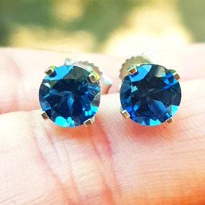 Natürliche VS London Blue Topas 14K Solid Weißgold Ohrstecker. Blaue Diamant Alternative. Etwas Blaues Ohrringe. Hochzeit Ohrstecker