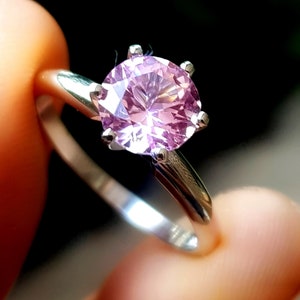 Anel solitário com safira rosa natural, ouro branco 14K maciço. Aliança de noivado e casamento. Alternativa ao diamante rosa. Joia com safira rosa bebê.