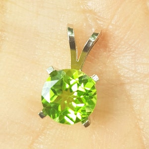 Genuine Natural Green VS Peridot Solid 14K White Gold Pendant Necklace. Round Peridot Gold Pendant Necklace. Green Jewelry. Birthstone