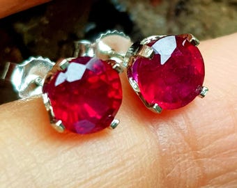 Aretes de rubí rojo natural auténtico en oro blanco macizo de 14 quilates. Aretes de rubí redondo. Joyería de oro con rubí. Aretes de aniversario, cumpleaños y boda.