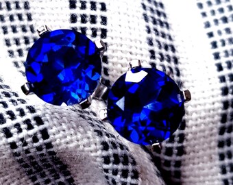 Aretes de oro blanco macizo de 14 quilates con zafiro natural vs. azul. Alternativa al diamante de boda Something Blue. Joyería de zafiro. Cierres a presión.