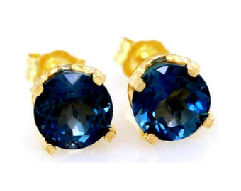 Orecchini a bottone in oro giallo massiccio 14 carati con topazio blu London naturale o blu. Alternativa al diamante blu. Orecchini Something Blue. Orecchini a bottone da sposa.