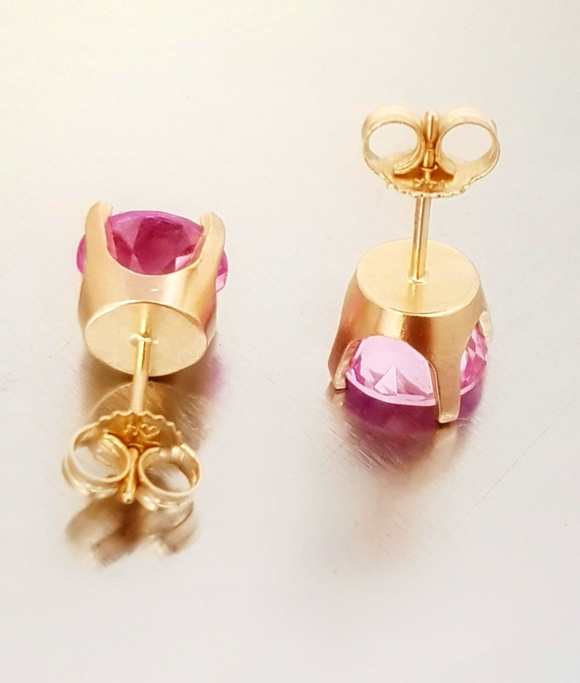 【スタッドピアス】ピンクサファイア×イエローゴールド 天然ピンクサファイア14Kソリッドイエローゴールドスタッドピアス