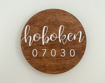 Untersetzer aus Holz | Benutzerdefinierte Stadt und Postleitzahl Untersetzer | Vollkorkboden | Einweihungsgeschenk | Umzugsgeschenk | Wohnungseinweihungsgeschenk