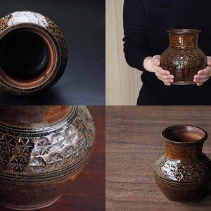 K&ouml;nnte beinhalten: Drei braune Keramikvasen mit komplizierten Mustern. Die Vasen sind in verschiedenen Gr&ouml;&szlig;en und Formen. Die mittlere Vase wird von einer Person gehalten.