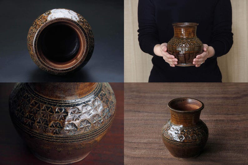 K&ouml;nnte beinhalten: Drei braune Keramikvasen mit komplizierten Mustern. Die Vasen sind in verschiedenen Gr&ouml;&szlig;en und Formen. Die mittlere Vase wird von einer Person gehalten.