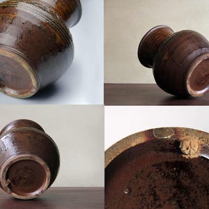 K&ouml;nnte beinhalten: Eine braune Keramikvase mit einer strukturierten Oberfl&auml;che und einer dunkelbraunen Glasur. Die Vase hat eine breite &Ouml;ffnung und einen schmalen Boden. Die Vase ist handgefertigt und hat einen einzigartigen, rustikalen Look.