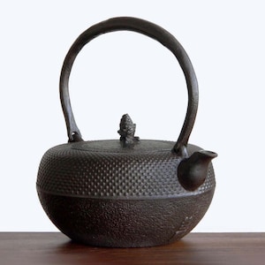 800ml / Japanese Cast Iron Kettle – Handcrafted Tetsubin from Iwate, Japan
