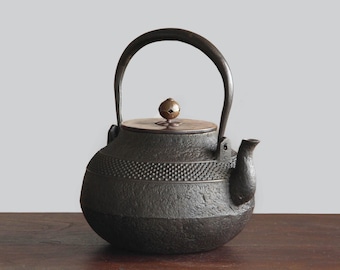 1300ml / Japanese Vintage Cast Iron Kettle with a Copper Lid  | Japanese Tetsubin