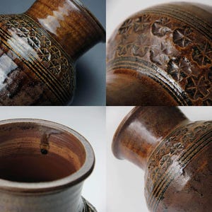 K&ouml;nnte beinhalten: Vier braune Keramikvasen mit komplizierten Mustern. Die Vasen haben eine dunkelbraune Glasur mit einem helleren braunen Muster. Die Muster sind geometrisch und floral.
