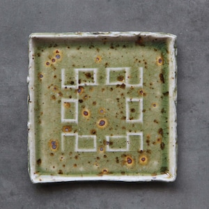 Puede incluir: Un letrero de madera hecho a mano con la palabra "Welcome" escrita a mano. El letrero está pintado de blanco con un acabado envejecido y un pequeño corazón decorativo. Diseñado para uso en interiores o exteriores.