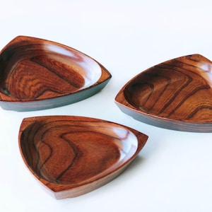 Plato triangular de madera natural / Plato pequeño o platillo versátil