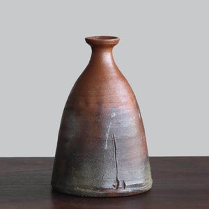 Bottiglia da sakè Bizen Ware dalla forma scultorea