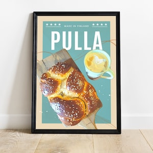 Op de afbeelding: Een ingelijste poster met een turquoise achtergrond waarop een gevlochten brood genaamd "Pulla" op een houten snijplank met een kopje koffie te zien is. De poster heeft de tekst "MADE IN FINLAND" en "PULLA" in wit.