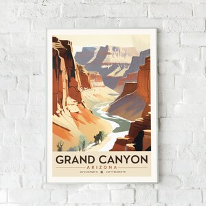Puede incluir: Un cartel de viaje vintage con una ilustración colorida del Gran Cañón en Arizona. El cartel tiene el texto "Grand Canyon, Arizona, 36° 5' 23.9607" N, 112° 7' 30.3127" W" impreso en la parte inferior.