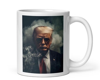 Taza de café con humo de gánster de Donald Trump: MAGA / Estados Unidos primero / EE. UU. / Lucha / Presidente / Hagamos que Estados Unidos vuelva a ser grande / Republicano / Patriótico