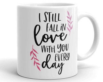 Todavía me enamoro de ti todos los días - Taza de café para el día de San Valentín - Regalo para el día de San Valentín para él / Regalo para el día de San Valentín para ella