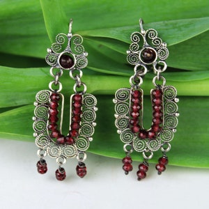 Aretes colgantes de filigrana tradicional oaxaqueña de plata de ley .925 con piedras naturales de granate facetadas de Yesenia Salgado Tellez Oaxaca