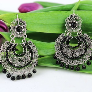 Aretes colgantes de filigrana tradicional oaxaqueña de plata de ley .925 con piedras naturales facetadas de ágata negra de Yesenia Salgado Tellez Oaxaca