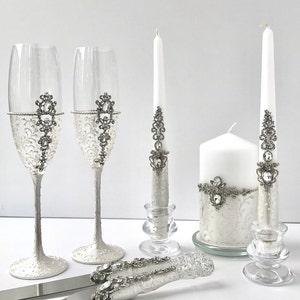 Personalized Wedding Glasses and Cake Server Knife White Champagne Flutes Hand Painted Wedding Glasses Cake Cutting Set Rustic Wedding Flute