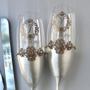 Gold wedding glasses cake server and knife White wedding glasses cake server set Wedding Glasses and cake server set Engraved wedding flutes